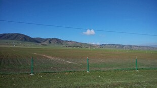 草原风光 远处山峦与蓝天