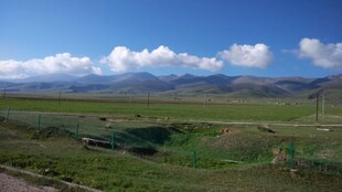 广袤草原上的壮美蓝天白云