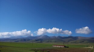 草原蓝天远山风景如画