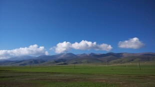 草原蓝天远山美景