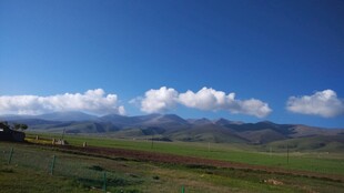 草原蓝天远景风光图