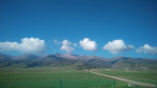 草原公路与蓝天白云美景