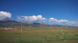 草原蓝天远山风景图