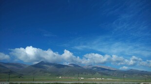 蓝天草原间的壮美风光