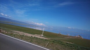 公路旁的蓝天草原风车