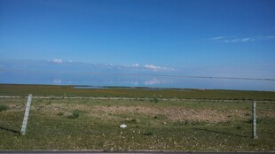 草原围栏边的晴朗天空