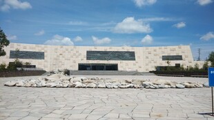 宏伟建筑前的开阔广场