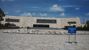 宏伟建筑前的开阔广场