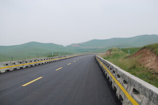 宽阔公路延伸至远方