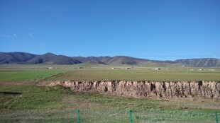 草原上的古老石堆遗迹