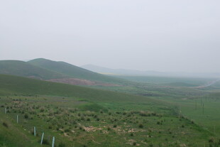 广袤草原山丘远景风光