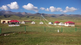 草原上的多彩小屋