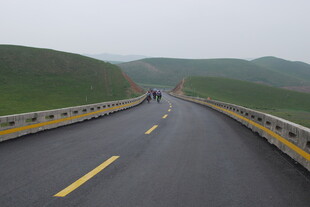 蜿蜒公路穿行于绿野之间