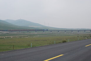 空旷公路延伸至远方