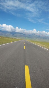 宽阔公路延伸至远方