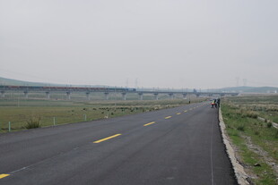 宽阔公路延伸至远方