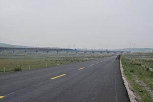 宽阔公路延伸至远方