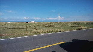 公路延伸向广阔草原