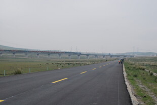 空旷公路延伸向远方