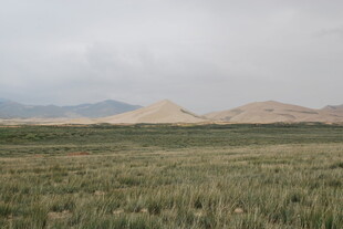 广袤田野与远处山峦