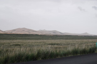 公路旁的草原与远山景色
