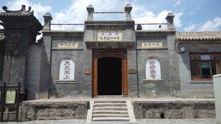 中式古建筑门前景象