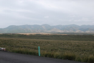 公路旁的原野与远处山峦