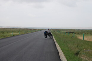 公路骑行者 广袤天地间