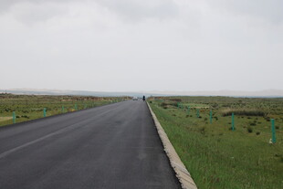 空旷公路延伸至远方