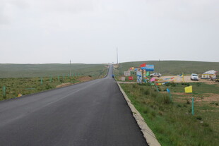 宽阔公路旁的多彩广告牌