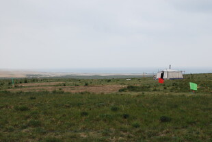 草原上的小屋与开阔风景