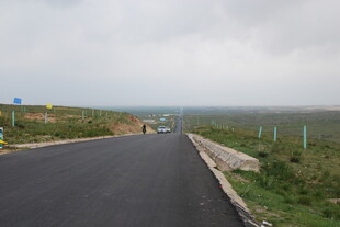 蜿蜒公路伸向远方