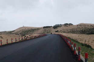 蜿蜒公路穿行于山丘之间