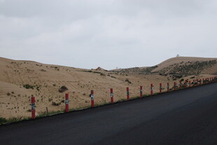 沙漠公路旁的防护设施