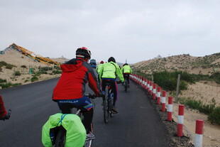 骑行者在公路上的精彩瞬间