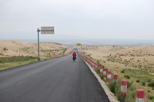 公路骑行者 独赏旷野风光