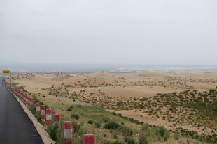 公路旁的荒漠景观