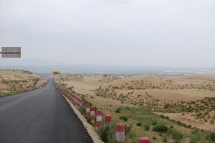 沙漠中的蜿蜒公路