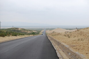 空旷公路伸向远方