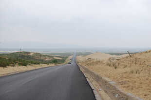 蜿蜒公路伸向远方