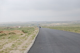 一人独行于空旷公路