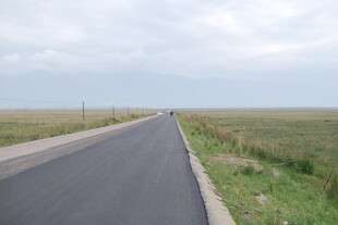 旷野中的笔直公路