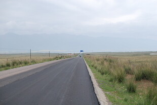 宽阔公路延伸至远方