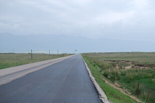 空旷公路伸向远方