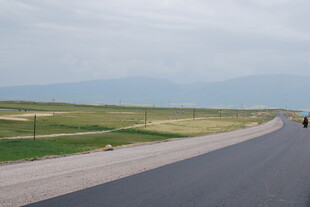 空旷公路上的骑行者