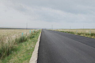 旷野中的延伸公路