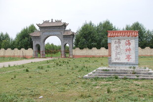 古老牌坊与碑立于草地