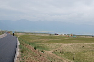 公路旁的开阔田园风光