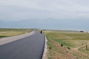 蜿蜒公路伸向远方