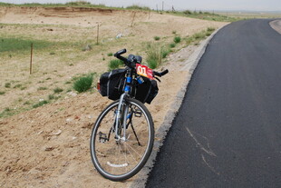 公路边停放的旅行自行车